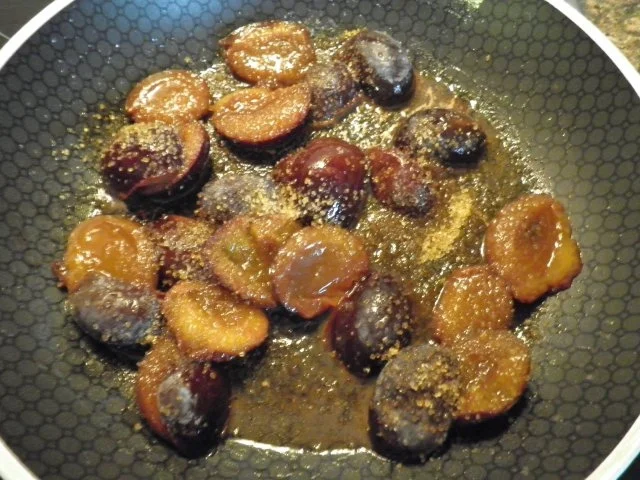 Rezept: Pflaumen - Crumble mit Walnüssen Bild Nr. 5 Pflaumen - Crumble mit Walnüssen - Rezept - Bild Nr. 5