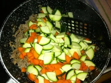 Rezept: Gemüse-Hack-Feta-Nudelpfanne Bild Nr. 3 Gemüse-Hack-Feta-Nudelpfanne - Rezept - Bild Nr. 3