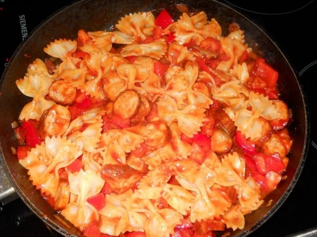 Rezept: Bratwurstpfanne mit Farfalle Bild Nr. 8 Bratwurstpfanne mit Farfalle - Rezept - Bild Nr. 8