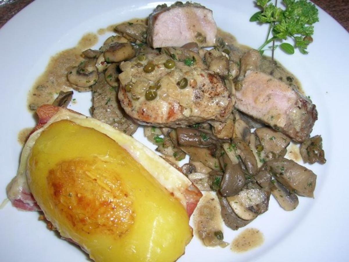 Schweinemedaillons in Pfeffersauce, an Pilzragout und Herrenkartoffeln - Rezept - Bild Nr. 2