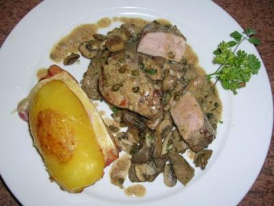 Schweinemedaillons in Pfeffersauce, an Pilzragout und Herrenkartoffeln - Rezept