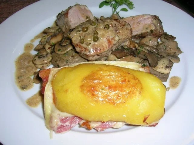 Schweinemedaillons in Pfeffersauce, an Pilzragout und Herrenkartoffeln - Rezept - Bild Nr. 3