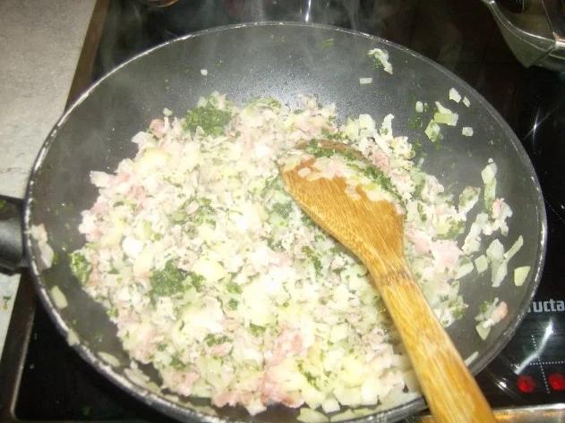 Rezept: Speckknödelsuppe Bild Nr. 4 Speckknödelsuppe - Rezept - Bild Nr. 4