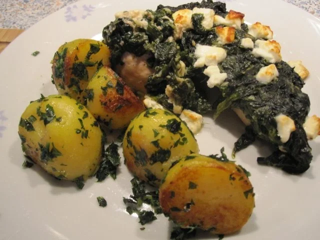 Rezept: Hühnerfilet 's mit Blattspinat und Feta-Käse überbacken Hühnerfilet 's mit Blattspinat und Feta-Käse überbacken - Rezept