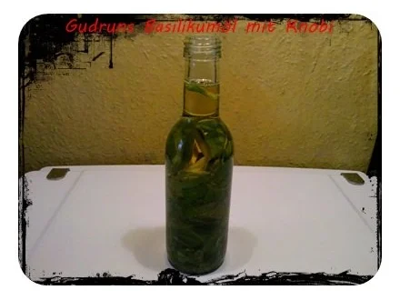 Rezept: Öl: Basilikumöl mit Knobi Öl: Basilikumöl mit Knobi - Rezept