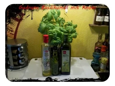 Rezept: Öl: Basilikumöl mit Knobi Bild Nr. 2 Öl: Basilikumöl mit Knobi - Rezept - Bild Nr. 2