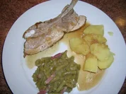 Geschmorte Dicke Rippe, an grünem Bohnengemüse und Salzkartoffeln (Hausmannskost) - Rezept