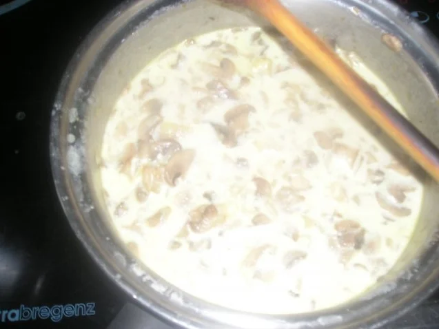 Rezept: Steinpilznudeln mit Champignon-Camembert Sauce Bild Nr. 4 Steinpilznudeln mit Champignon-Camembert Sauce - Rezept - Bild Nr. 4