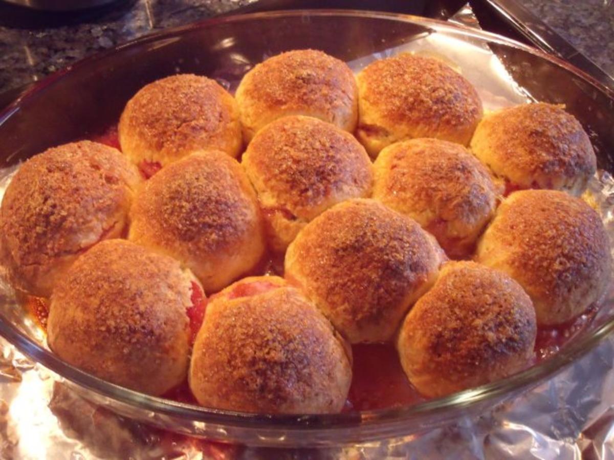 Gebäck: Buchteln / Rohrnudeln; Süßspeise mit Hefeteig; schmecken zum ...