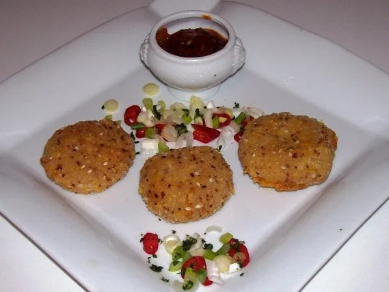 Snack/Vorspeise: Scharfe Chili-Käsetaler mit Camembert und Parmesan - Rezept