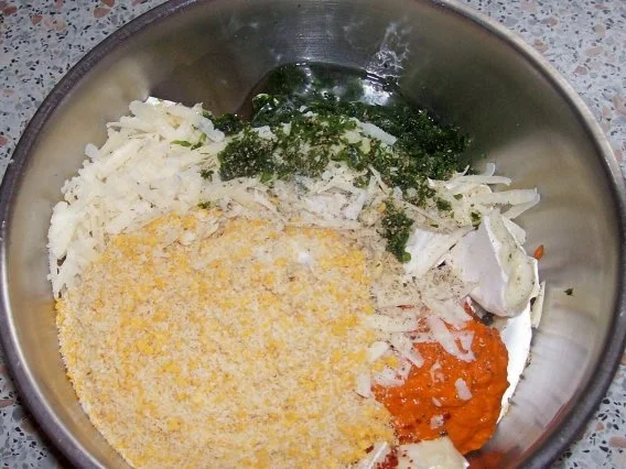 Snack/Vorspeise: Scharfe Chili-Käsetaler mit Camembert und Parmesan - Rezept - Bild Nr. 2