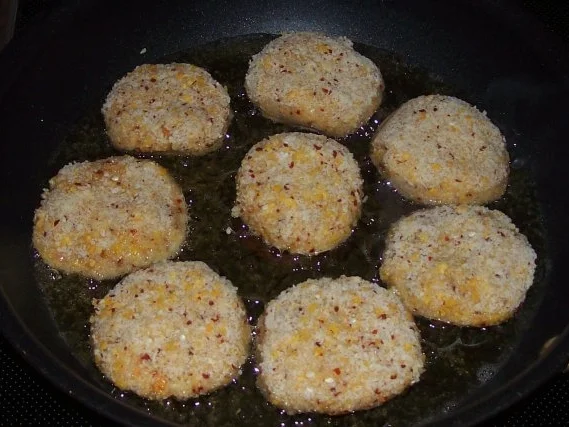 Snack/Vorspeise: Scharfe Chili-Käsetaler mit Camembert und Parmesan - Rezept - Bild Nr. 6