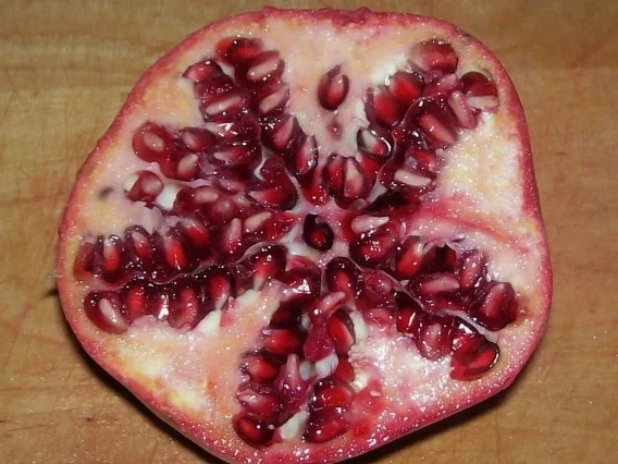 Salat/Vorspeise: Fruchtiger Avocado-Orangen-Salat mit Granatapfel - Rezept - Bild Nr. 3