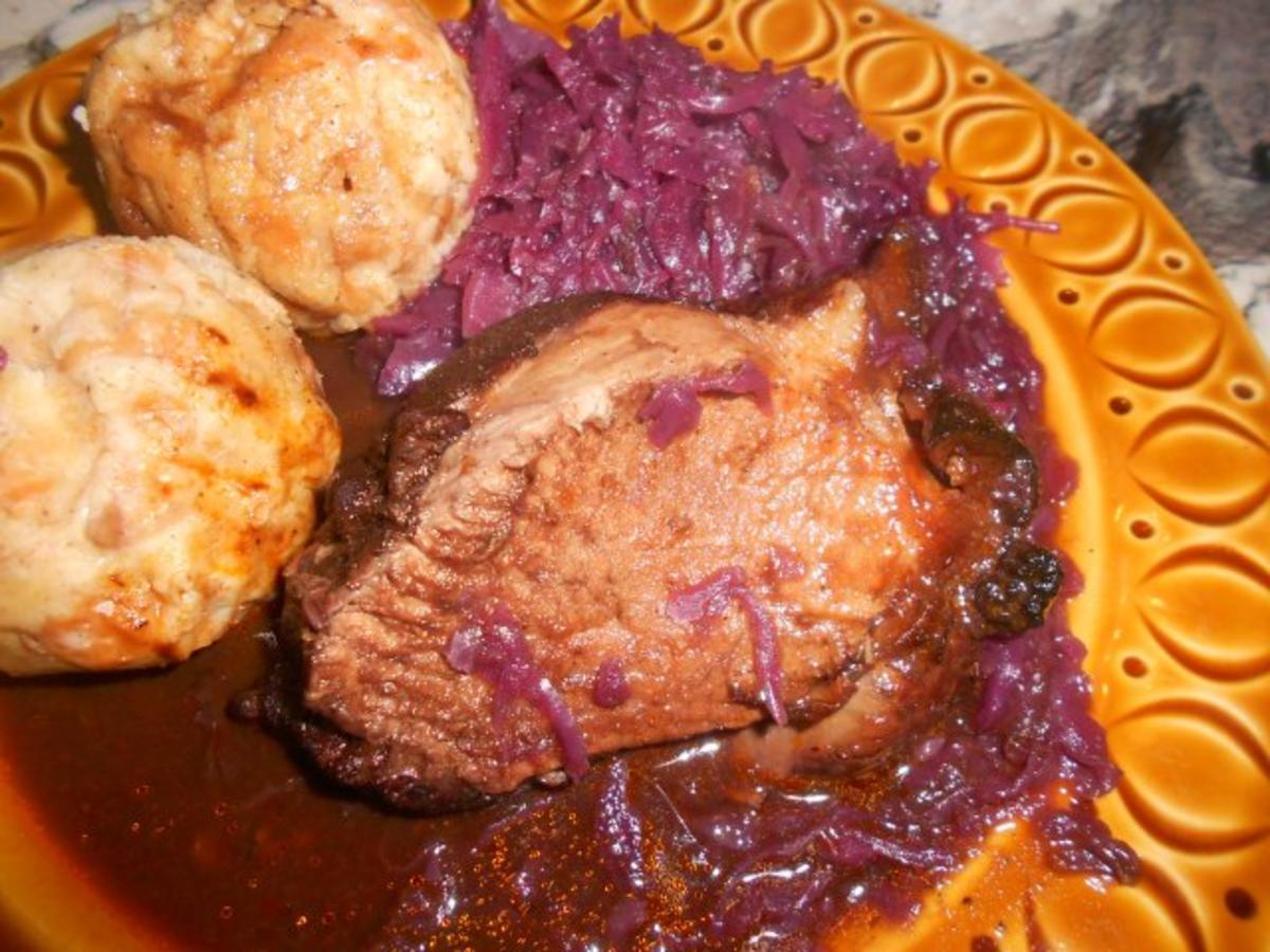 Deftiger Schweinebraten mit hausgemachten Semmelknödeln a la superkochhasi - Rezept