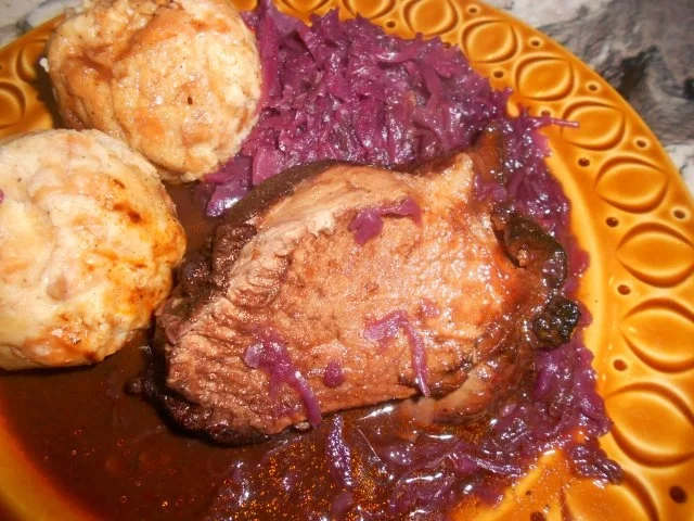Deftiger Schweinebraten mit hausgemachten Semmelknödeln a la superkochhasi - Rezept