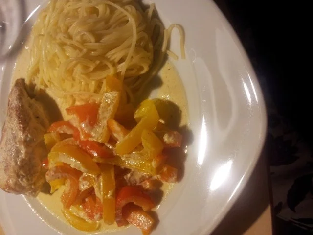 Gefüllte Hähnchenbrust mit Peperoni und Nudeln - Rezept