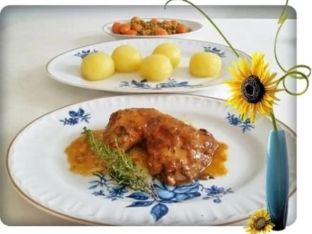 Geschmortes Rosmarin - Thymian Hähnchen mit Klößen und Gemüse dazu - Rezept