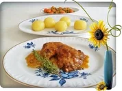 Geschmortes Rosmarin - Thymian Hähnchen mit Klößen und Gemüse dazu - Rezept