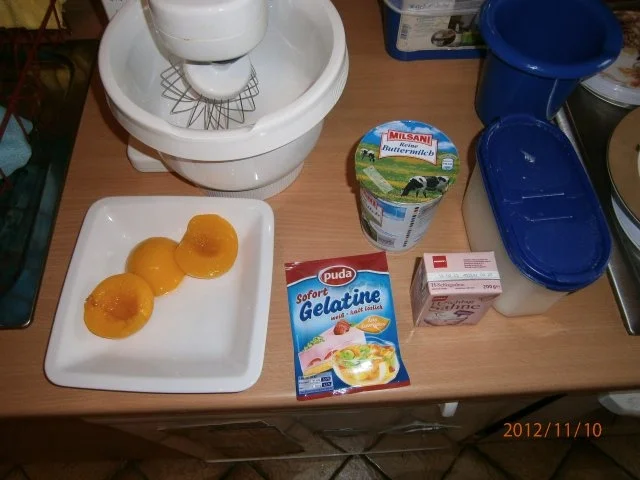 Buttermilchdessert mit Pfirsichen - Rezept