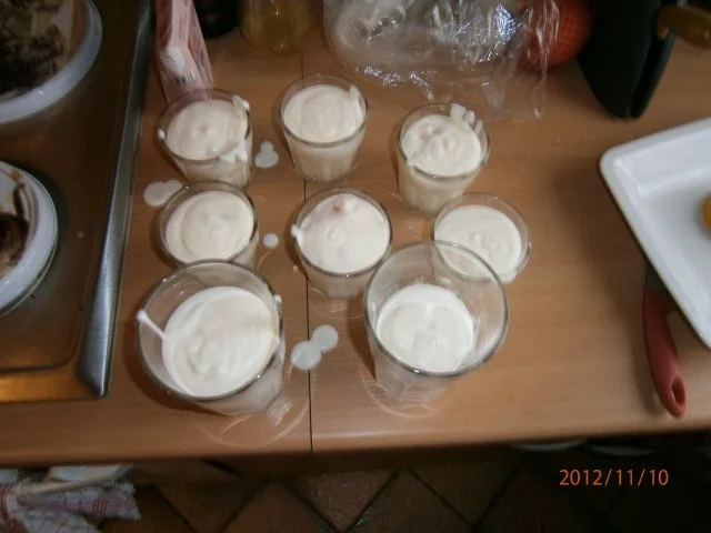 Buttermilchdessert mit Pfirsichen - Rezept - Bild Nr. 4