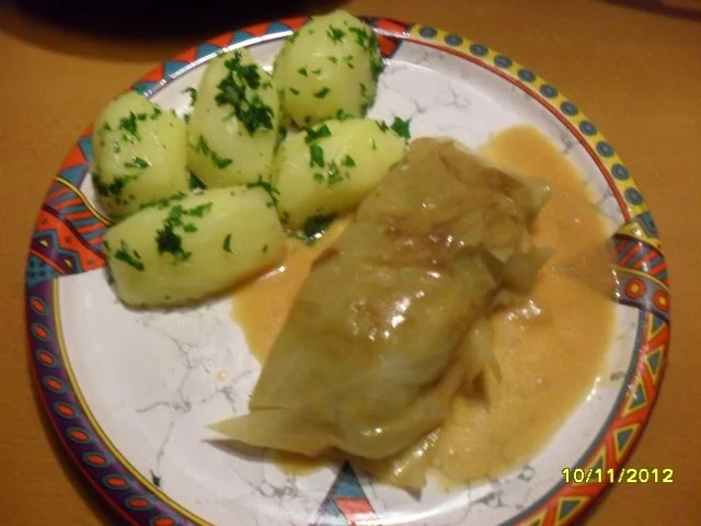 Rezept: Kohlrouladen mit Petersilienkartoffeln Kohlrouladen mit Petersilienkartoffeln - Rezept