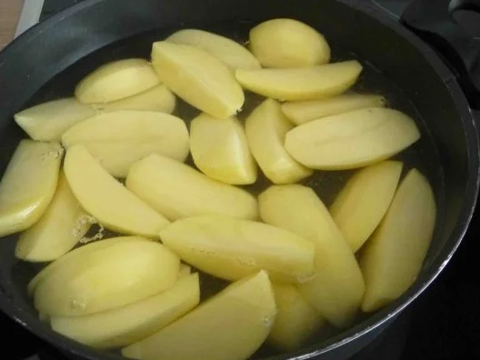 Rezept: Gerichte aus der Kindheit : Spitzbeine mit Pellkartoffeln Bild Nr. 2 Gerichte aus der Kindheit : Spitzbeine mit Pellkartoffeln - Rezept - Bild Nr. 2