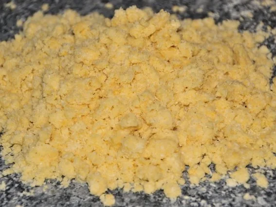 Käsekuchen mit Kirschen und Makronenstreusel - Rezept - Bild Nr. 7