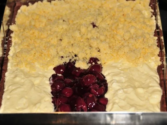 Käsekuchen mit Kirschen und Makronenstreusel - Rezept - Bild Nr. 9