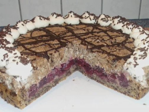 Rezept: Schoko-Mandel-Kirschtorte Bild Nr. 2 Schoko-Mandel-Kirschtorte - Rezept - Bild Nr. 2