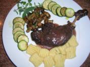 Entenkeulen italienisch "geschmort in Rotwein", an hausgemachten Gnocchi + Gemüsebeilage - Rezept