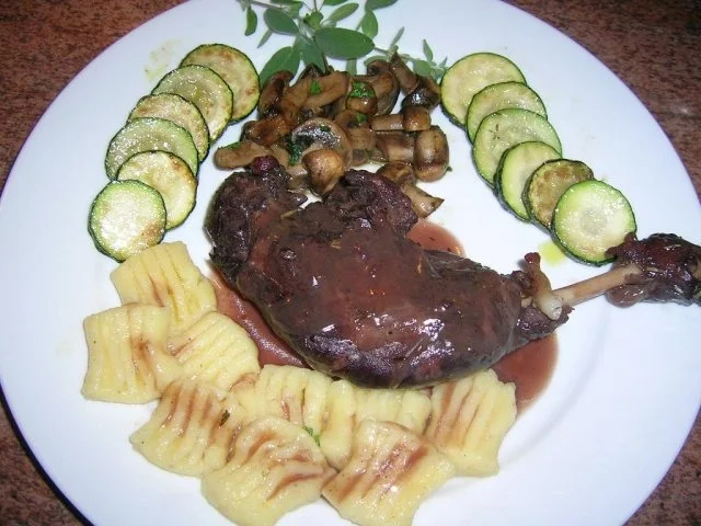 Rezept: Entenkeulen italienisch "geschmort in Rotwein", an hausgemachten Gnocchi + Gemüsebeilage Bild Nr. 3 Entenkeulen italienisch "geschmort in Rotwein", an hausgemachten Gnocchi + Gemüsebeilage - Rezept - Bild Nr. 3