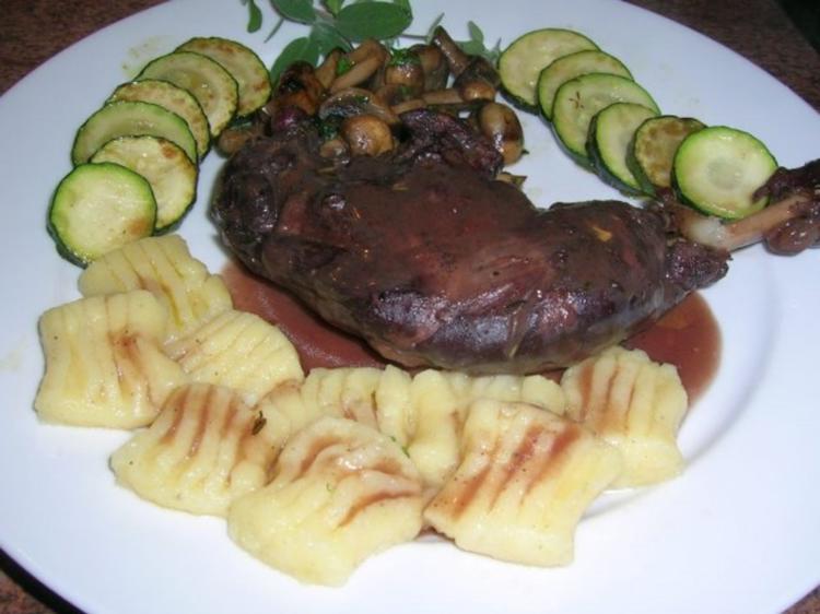 Entenkeulen italienisch geschmort in Rotwein, an hausgemachten Gnocchi ...