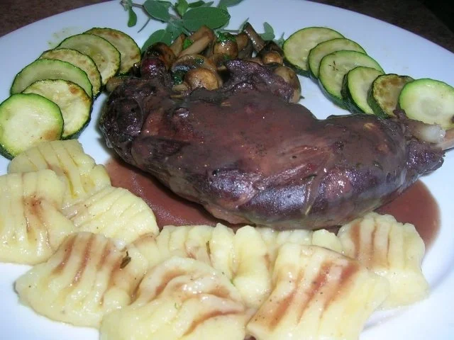 Rezept: Entenkeulen italienisch "geschmort in Rotwein", an hausgemachten Gnocchi + Gemüsebeilage Bild Nr. 9 Entenkeulen italienisch "geschmort in Rotwein", an hausgemachten Gnocchi + Gemüsebeilage - Rezept - Bild Nr. 9