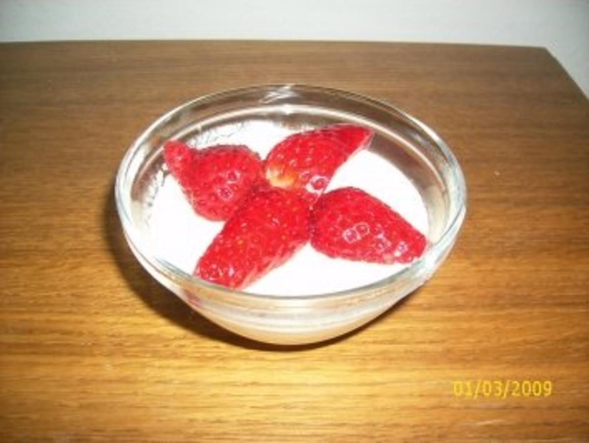 Dessert:Marzipan Panna Cotta mit Erdbeeren - Rezept