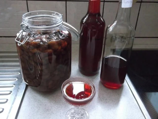 Rezept: Zwetschgenlikör Bild Nr. 2 Zwetschgenlikör - Rezept - Bild Nr. 2