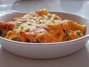 Vier-Käse-Lachs-Lasagne-Rollen in cremiger Gemüsesoße - Rezept