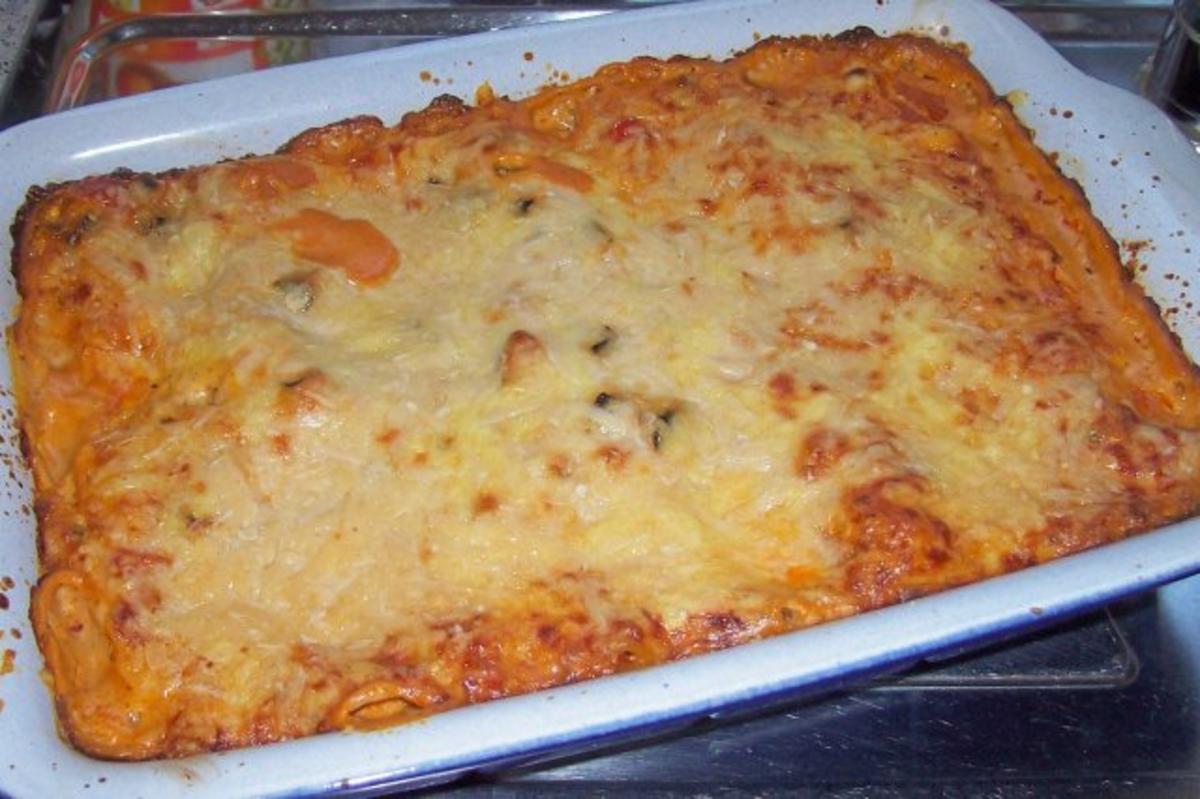 Vier-Käse-Lachs-Lasagne-Rollen in cremiger Gemüsesoße - Rezept - kochbar.de
