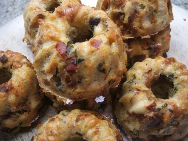 Rezept: Knödel: Speck-Gugelhüpfchen in Käse-Sahne-Soße Bild Nr. 10 Knödel: Speck-Gugelhüpfchen in Käse-Sahne-Soße - Rezept - Bild Nr. 10