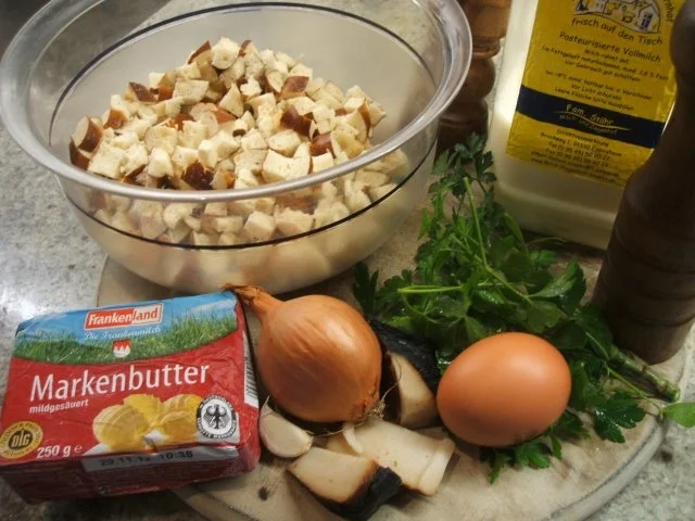 Rezept: Knödel: Speck-Gugelhüpfchen in Käse-Sahne-Soße Bild Nr. 2 Knödel: Speck-Gugelhüpfchen in Käse-Sahne-Soße - Rezept - Bild Nr. 2