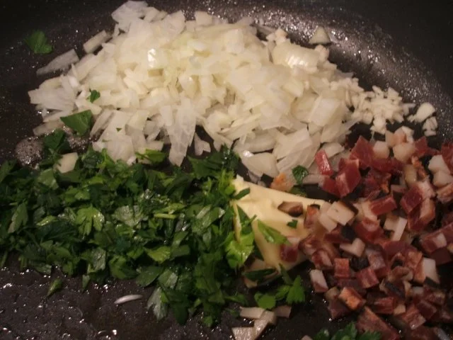 Rezept: Knödel: Speck-Gugelhüpfchen in Käse-Sahne-Soße Bild Nr. 5 Knödel: Speck-Gugelhüpfchen in Käse-Sahne-Soße - Rezept - Bild Nr. 5