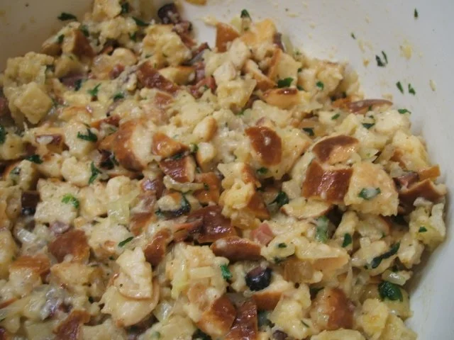 Rezept: Knödel: Speck-Gugelhüpfchen in Käse-Sahne-Soße Bild Nr. 7 Knödel: Speck-Gugelhüpfchen in Käse-Sahne-Soße - Rezept - Bild Nr. 7