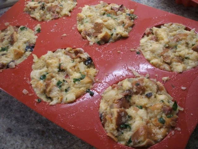 Rezept: Knödel: Speck-Gugelhüpfchen in Käse-Sahne-Soße Bild Nr. 8 Knödel: Speck-Gugelhüpfchen in Käse-Sahne-Soße - Rezept - Bild Nr. 8