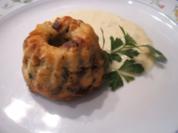 Knödel: Speck-Gugelhüpfchen in Käse-Sahne-Soße - Rezept