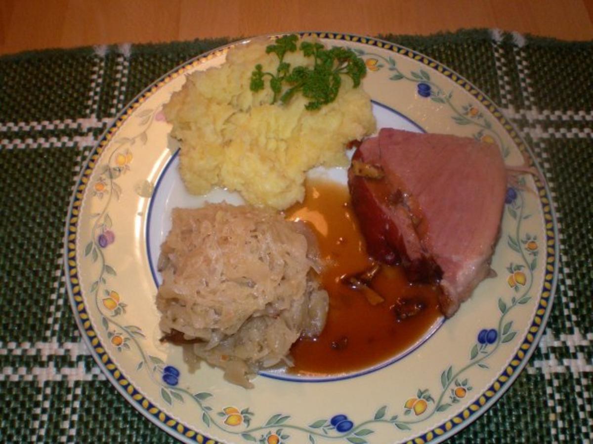 Schäufele mit Sauerkraut und Kartoffelpürree - Rezept