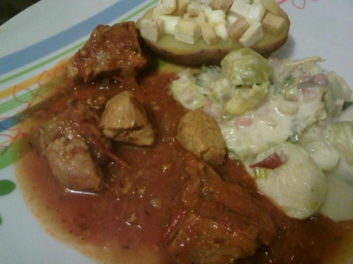 Schweinegulasch mit Kartoffeln und Kohlgemüse - Rezept mit Bild ...