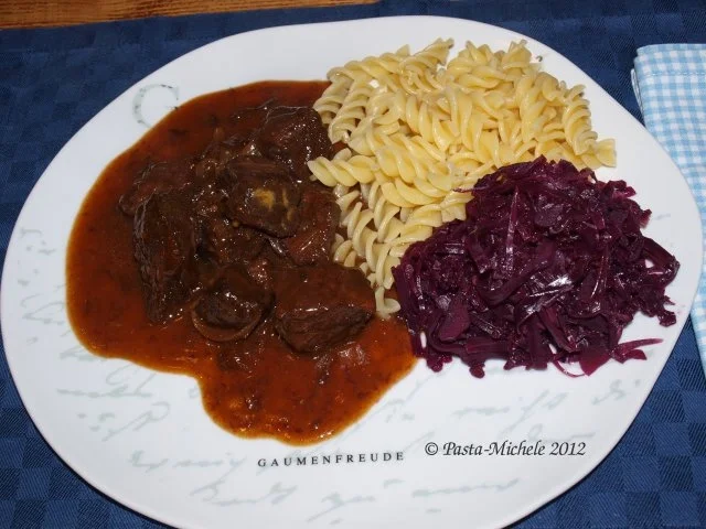 Rezept: Sauerbratengulasch vom Niederrhein Sauerbratengulasch vom Niederrhein - Rezept