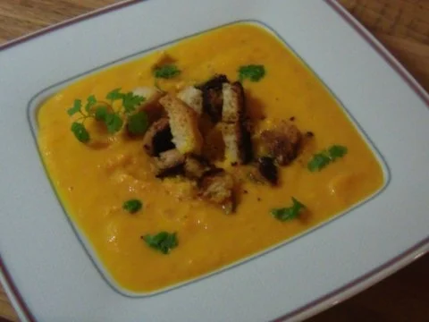 Rezept: Möhren Geflügelsuppe mit Croutons Bild Nr. 2 Möhren Geflügelsuppe mit Croutons - Rezept - Bild Nr. 2