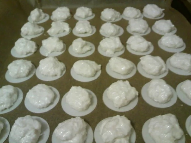 Rezept: Kokoshäufchen auf Oblade Bild Nr. 3 Kokoshäufchen auf Oblade - Rezept - Bild Nr. 3