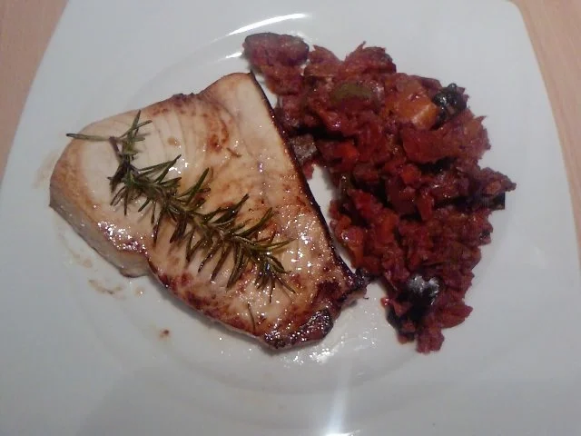 Rezept: ENTWAFFNETER WAFFENNARR WIRD IN DIE PFANNE GEHAUEN - Schwertfisch-Steaks ENTWAFFNETER WAFFENNARR WIRD IN DIE PFANNE GEHAUEN - Schwertfisch-Steaks - Rezept