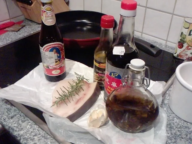 Rezept: ENTWAFFNETER WAFFENNARR WIRD IN DIE PFANNE GEHAUEN - Schwertfisch-Steaks Bild Nr. 2 ENTWAFFNETER WAFFENNARR WIRD IN DIE PFANNE GEHAUEN - Schwertfisch-Steaks - Rezept - Bild Nr. 2